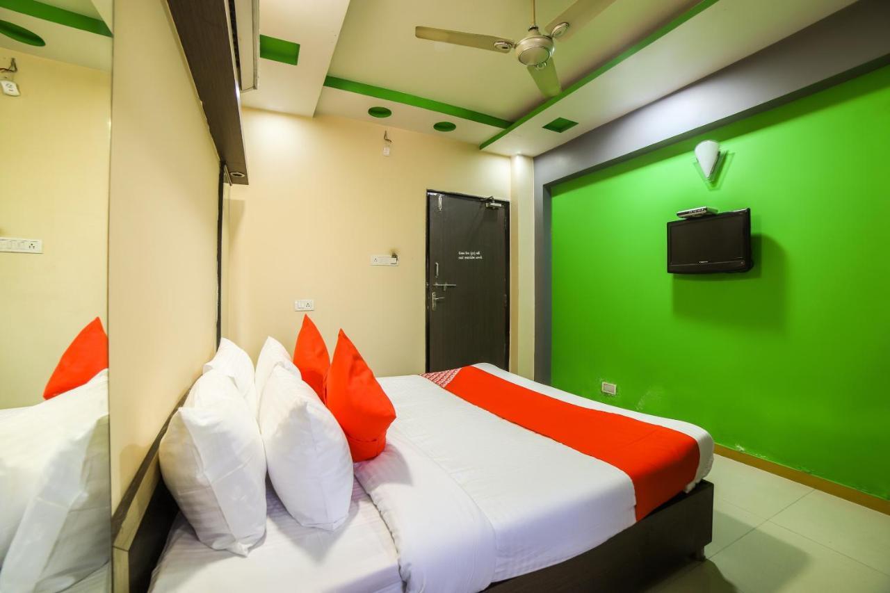 Oyo 69877 Hotel Sarthi Residency Αχμπανταμπάντ Εξωτερικό φωτογραφία