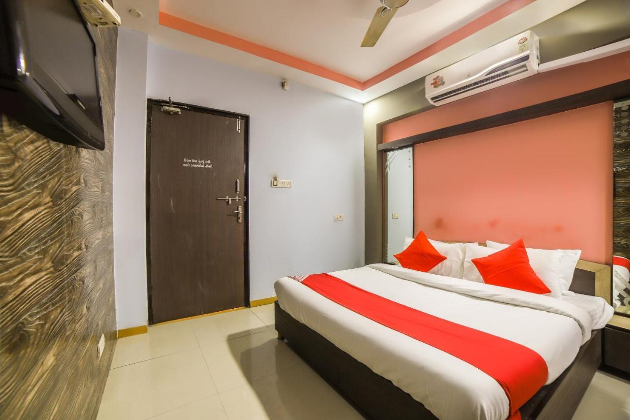Oyo 69877 Hotel Sarthi Residency Αχμπανταμπάντ Εξωτερικό φωτογραφία